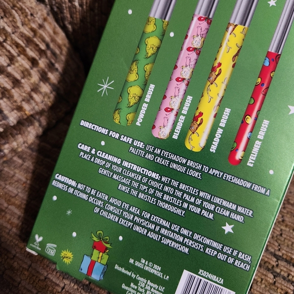 The Grinch Makeup Brush Set 4pc Cosmetic Brushes Centric Beauty LLC - Picture 6 of 10